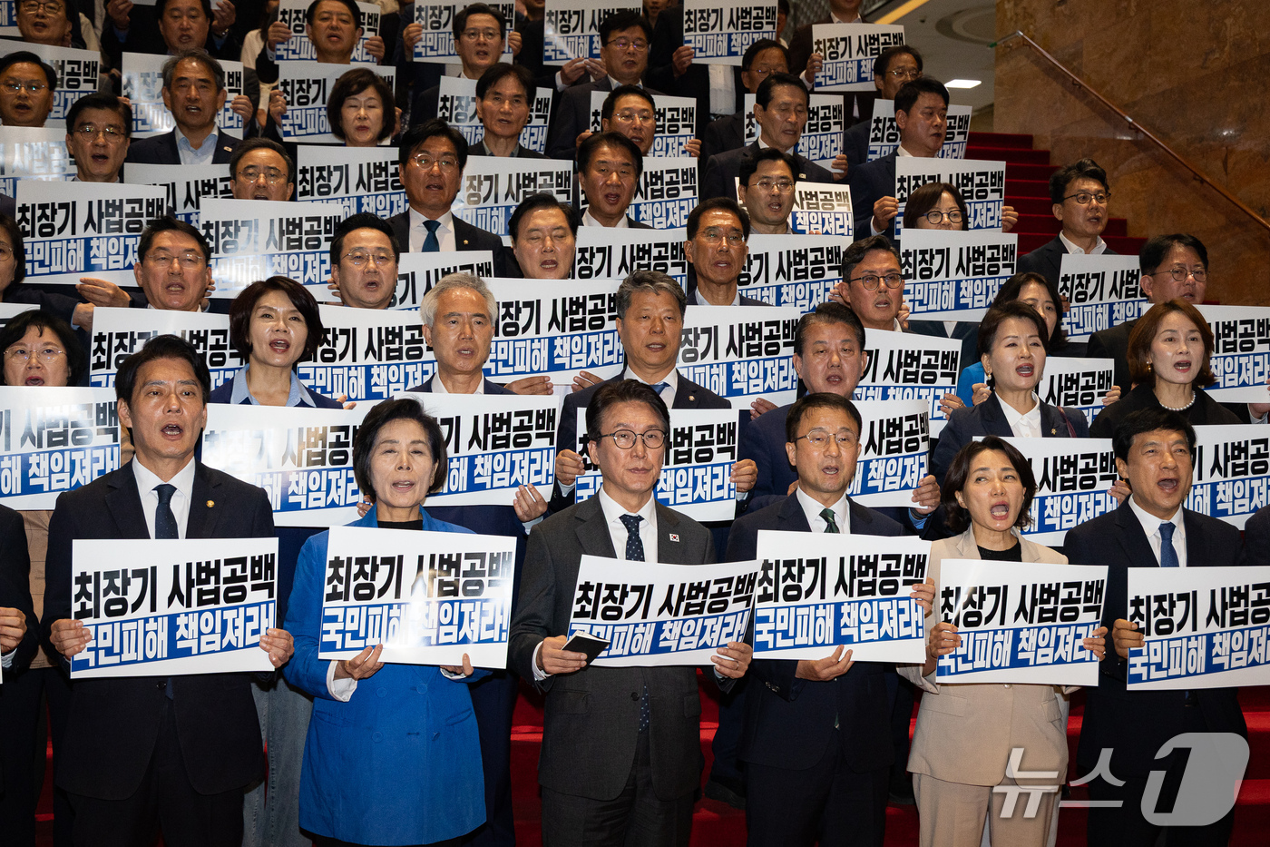 (서울=뉴스1) 유승관 기자 = 김민석 더불어민주당 대표와 한병도 원내대표를 비롯한 의원들이 22일 서울 여의도 국회에서 열린 조희대 대법원장, 대법관 재제청 요구 거부 관련 규탄 …