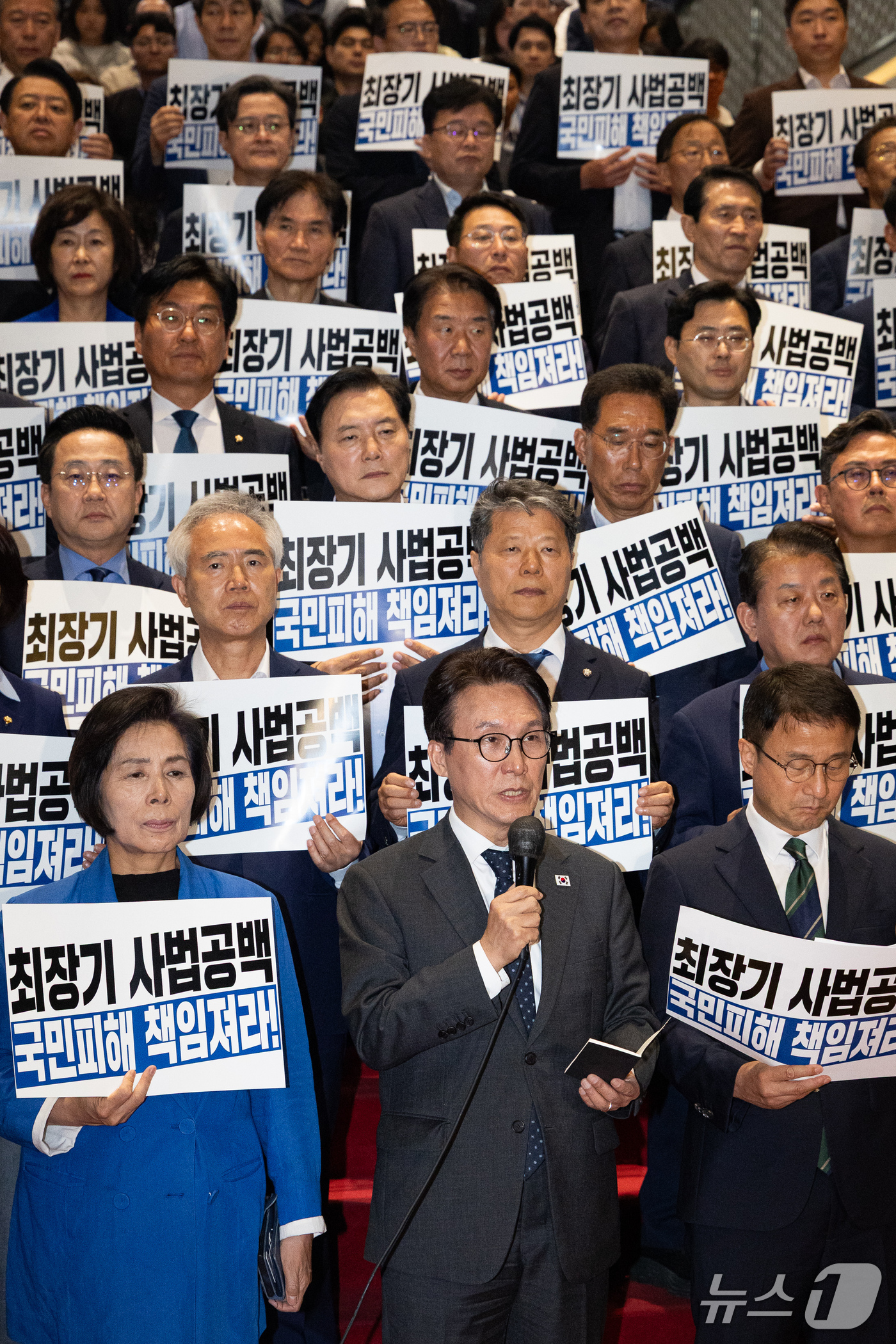 (서울=뉴스1) 유승관 기자 = 김민석 더불어민주당 대표가 22일 서울 여의도 국회에서 열린 조희대 대법원장, 대법관 재제청 요구 거부 관련 규탄대회에서 규탄발언을 하고 있다. 2 …