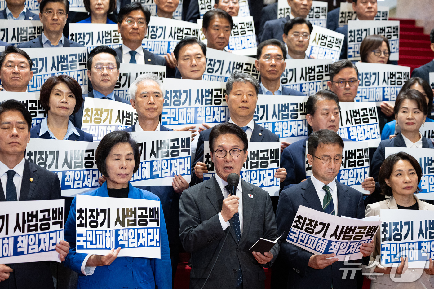(서울=뉴스1) 유승관 기자 = 김민석 더불어민주당 대표가 22일 서울 여의도 국회에서 열린 조희대 대법원장, 대법관 재제청 요구 거부 관련 규탄대회에서 규탄발언을 하고 있다. 2 …