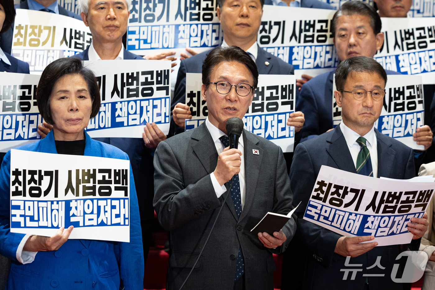 (서울=뉴스1) 유승관 기자 = 김민석 더불어민주당 대표가 22일 서울 여의도 국회에서 열린 조희대 대법원장, 대법관 재제청 요구 거부 관련 규탄대회에서 규탄발언을 하고 있다. 2 …