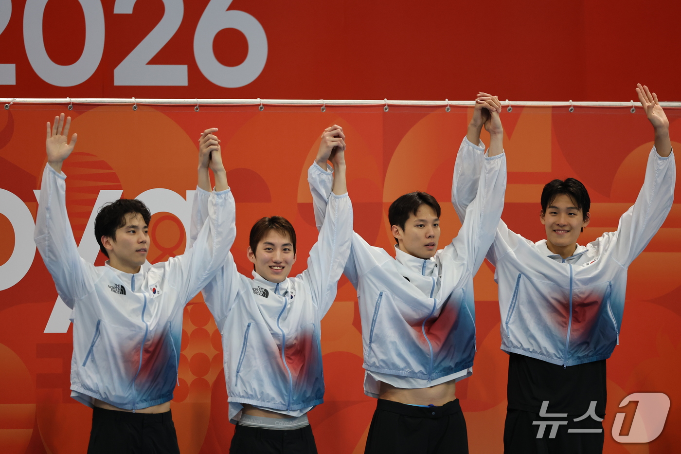 (도쿄=뉴스1) 김민지 기자 = 22일 일본 도쿄 아쿠아틱스 센터에서 열린 2026 아이치·나고야 아시안게임 수영 남자 400m 혼계영 결승에서 동메달을 차지한 대한민국 선수들이 …