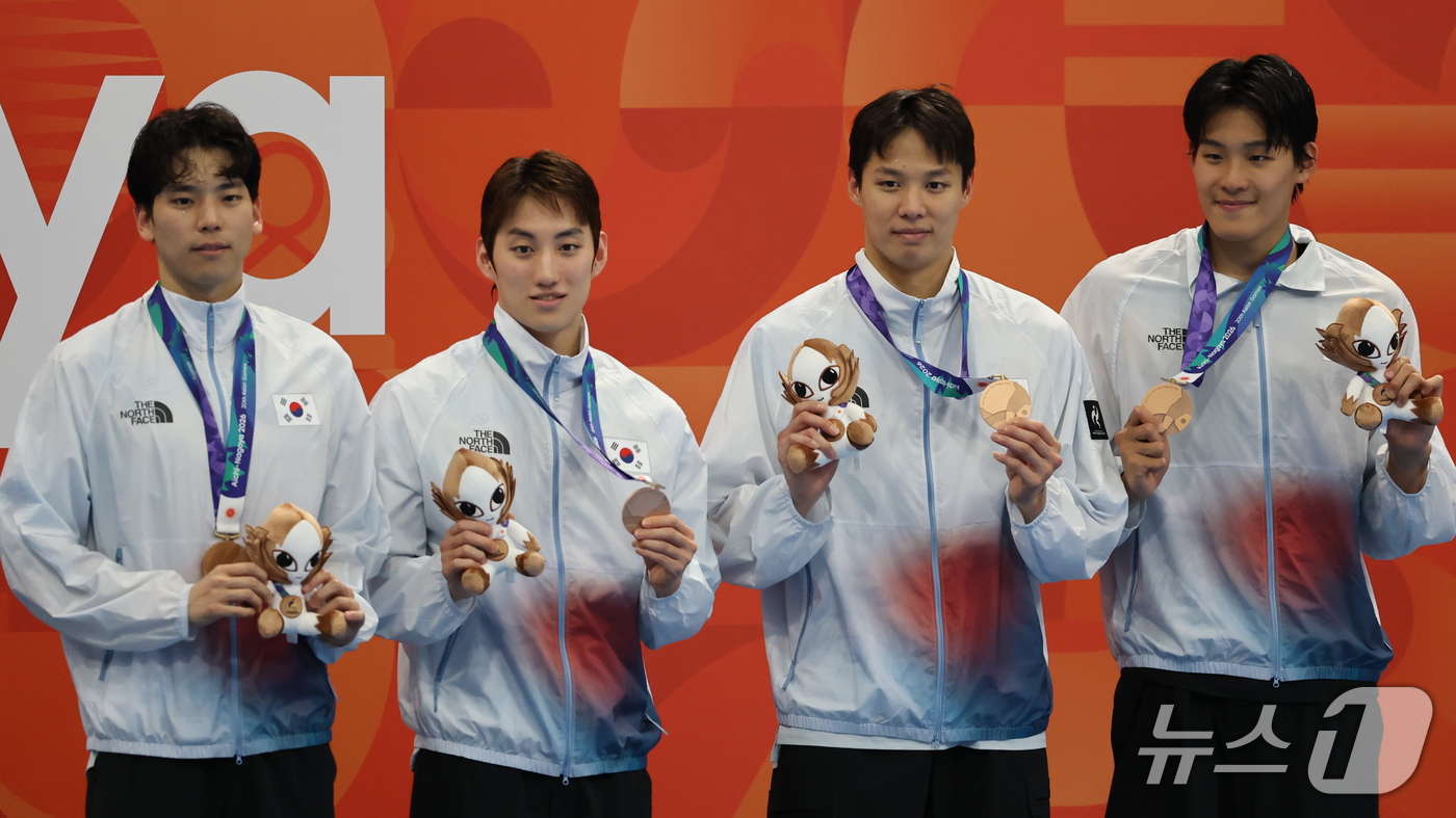 (도쿄=뉴스1) 김민지 기자 = 22일 도쿄 아쿠아틱스 센터에서 열린 2026 아이치·나고야 아시안게임 남자 400m 혼계영 결승전에서 동메달을 획득한 대한민국 선수들이 시상대에 …