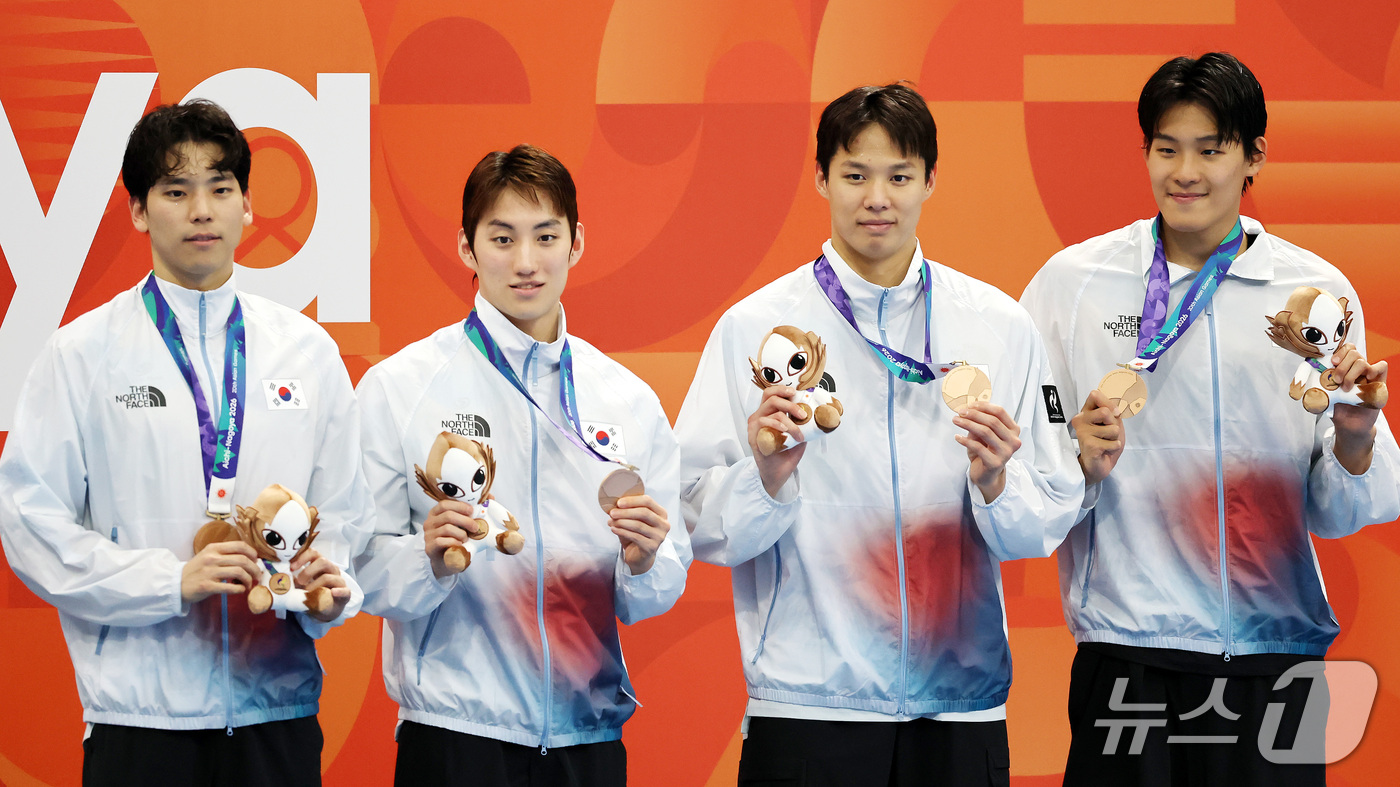 (도쿄=뉴스1) 김민지 기자 = 22일 도쿄 아쿠아틱스 센터에서 열린 2026 아이치·나고야 아시안게임 남자 400m 혼계영 결승전에서 동메달을 획득한 대한민국 선수들이 시상대에 …