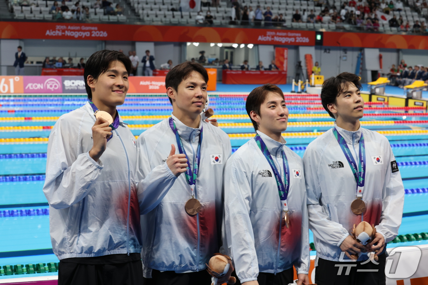 (도쿄=뉴스1) 김민지 기자 = 22일 일본 도쿄 아쿠아틱스 센터에서 열린 2026 아이치·나고야 아시안게임 수영 남자 400m 혼계영 결승에서 동메달을 차지한 대한민국 선수들이 …