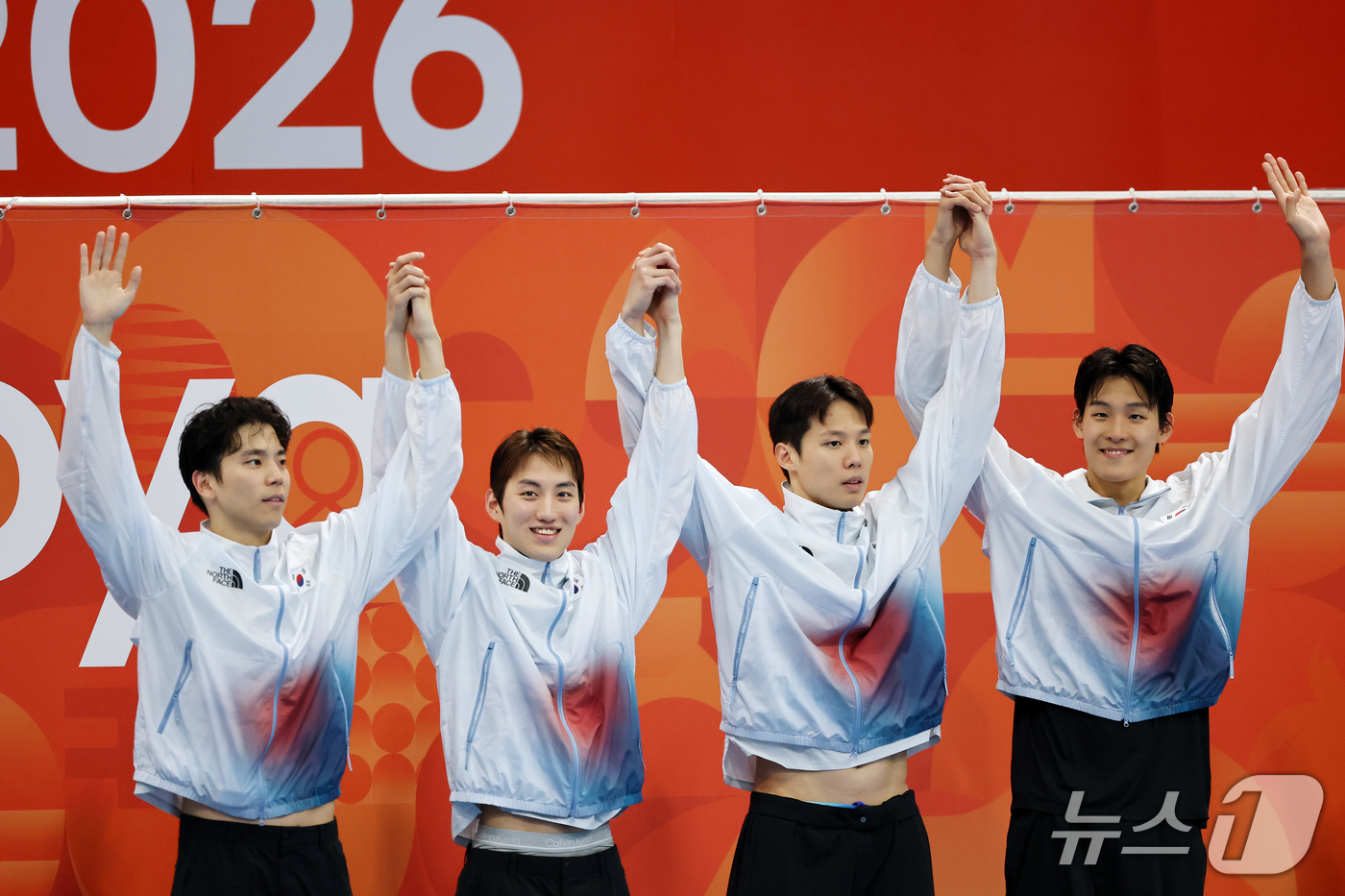 (도쿄=뉴스1) 김민지 기자 = 22일 일본 도쿄 아쿠아틱스 센터에서 열린 2026 아이치·나고야 아시안게임 수영 남자 400m 혼계영 결승에서 동메달을 차지한 대한민국 선수들이 …