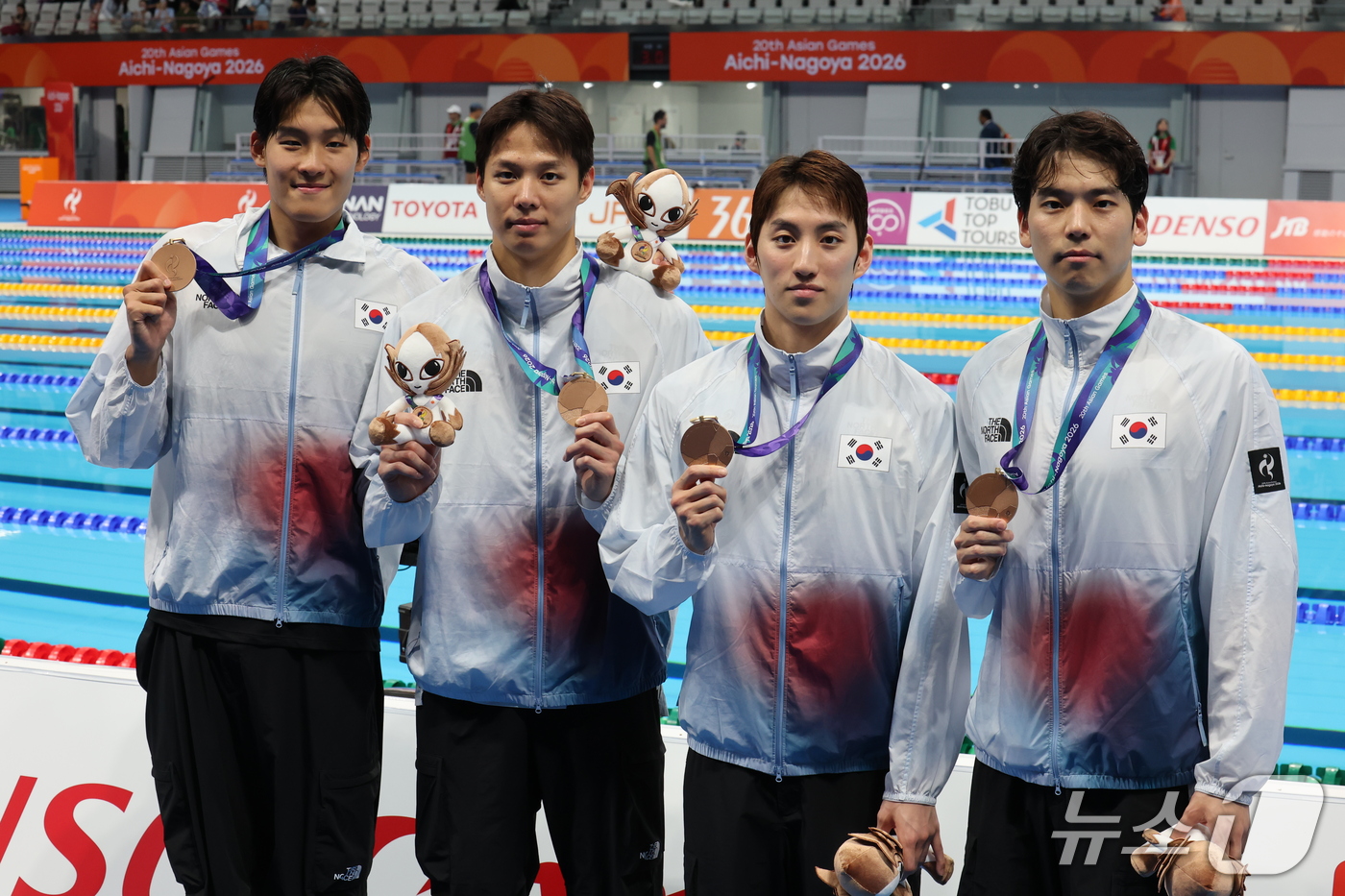 (도쿄=뉴스1) 김민지 기자 = 22일 일본 도쿄 아쿠아틱스 센터에서 열린 2026 아이치·나고야 아시안게임 수영 남자 400m 혼계영 결승에서 동메달을 차지한 대한민국 선수들이 …