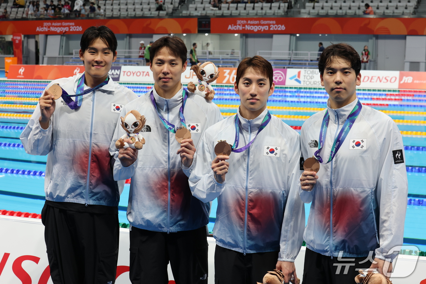 (도쿄=뉴스1) 김민지 기자 = 22일 일본 도쿄 아쿠아틱스 센터에서 열린 2026 아이치·나고야 아시안게임 수영 남자 400m 혼계영 결승에서 동메달을 차지한 대한민국 선수들이 …