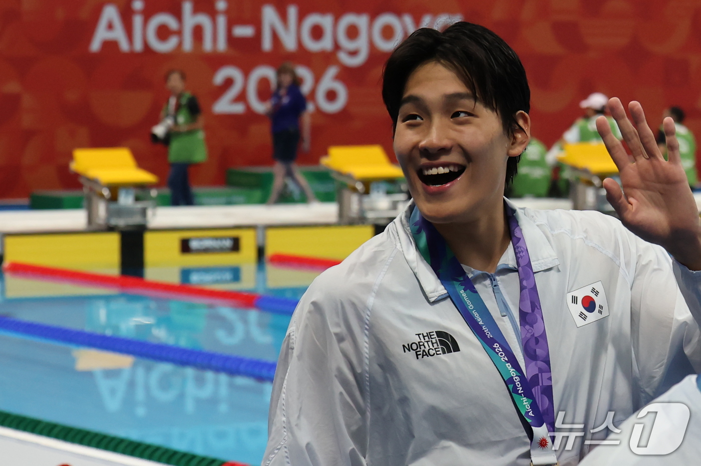 (도쿄=뉴스1) 김민지 기자 = 22일 일본 도쿄 아쿠아틱스 센터에서 열린 2026 아이치·나고야 아시안게임 수영 남자 400m 혼계영 결승에서 동메달을 차지한 대한민국의 김영범이 …