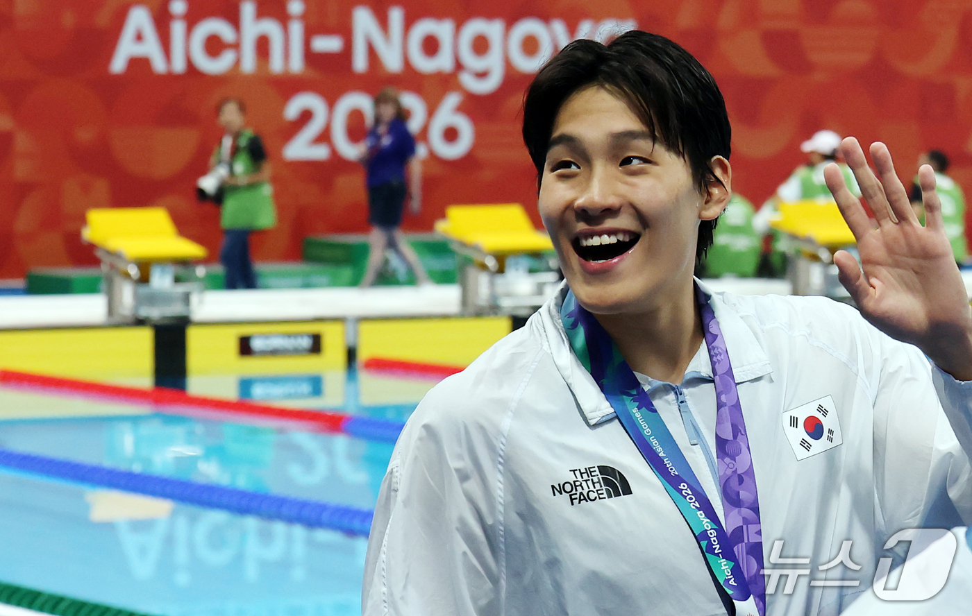 (도쿄=뉴스1) 김민지 기자 = 22일 일본 도쿄 아쿠아틱스 센터에서 열린 2026 아이치·나고야 아시안게임 수영 남자 400m 혼계영 결승에서 동메달을 차지한 대한민국의 김영범이 …