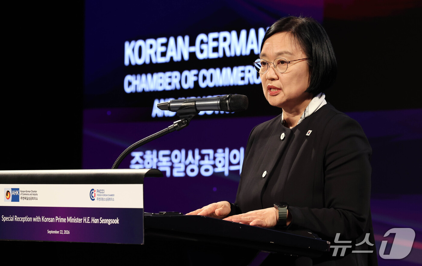 (서울=뉴스1) 이종덕 기자 = 한성숙 국무총리가 22일 서울 중구 반얀트리 호텔에서 열린 주한 독일·프랑스 상의 및 대사관 직원들과의 공동만찬에서 축사를 하고 있다.   2026 …