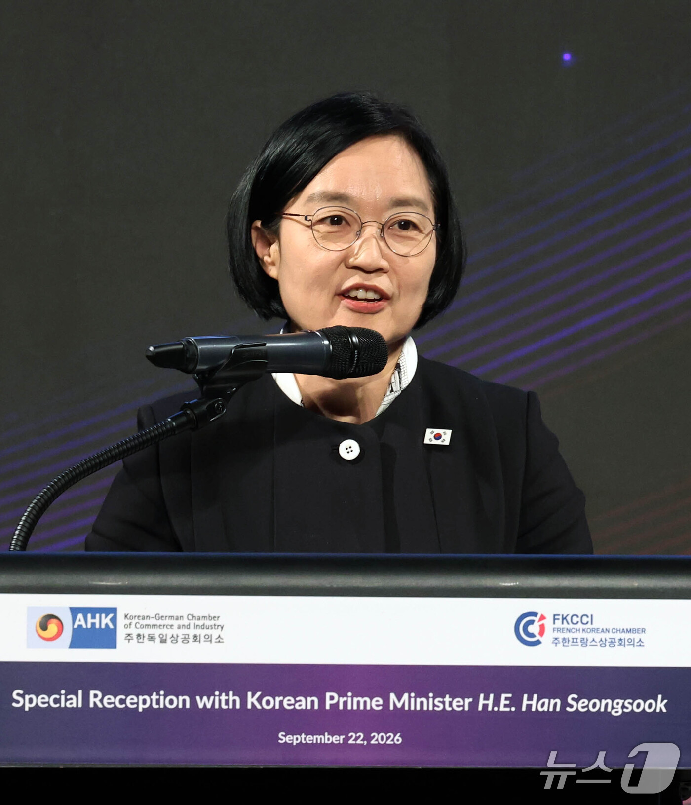 (서울=뉴스1) 이종덕 기자 = 한성숙 국무총리가 22일 서울 중구 반얀트리 호텔에서 열린 주한 독일·프랑스 상의 및 대사관 직원들과의 공동만찬에서 축사를 하고 있다.   2026 …