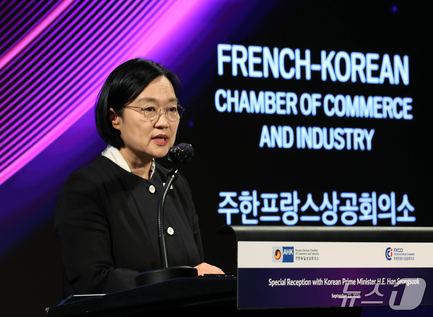 (서울=뉴스1) 이종덕 기자 = 한성숙 국무총리가 22일 서울 중구 반얀트리 호텔에서 열린 주한 독일·프랑스 상의 및 대사관 직원들과의 공동만찬에서 축사를 하고 있다.   2026 …