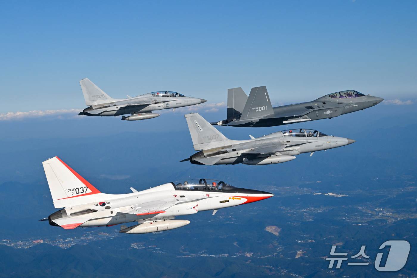 (서울=뉴스1) 박지혜 기자 = KF-21 보라매 001호기가 22일 T-50, FA-50, TA-50 등 국산 항공기들의 환영 비행을 받으며 예천기지로 향하고 있다. 앞에서부터 …