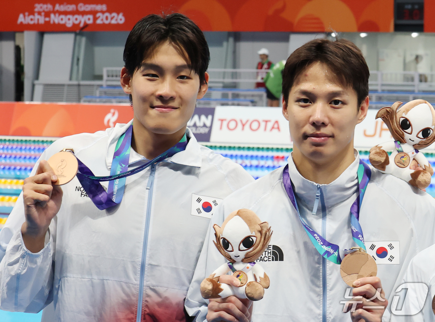 (도쿄=뉴스1) 김민지 기자 = 22일 일본 도쿄 아쿠아틱스 센터에서 열린 2026 아이치·나고야 아시안게임 수영 남자 400m 혼계영 결승에서 동메달을 차지한 대한민국의 김영범, …