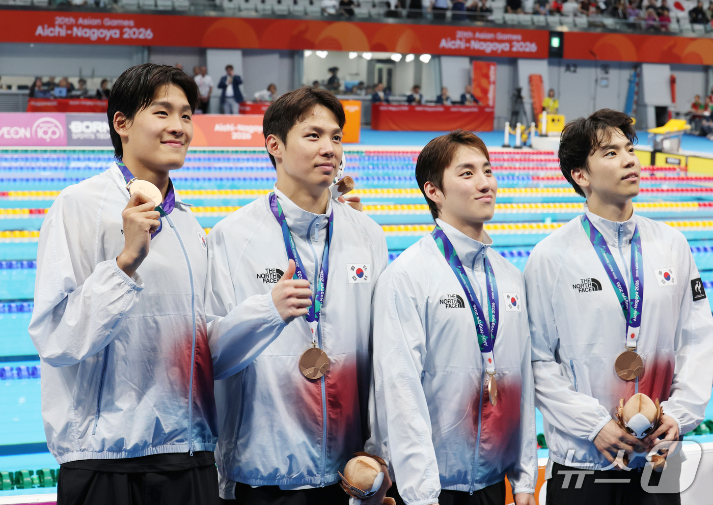 (도쿄=뉴스1) 김민지 기자 = 22일 일본 도쿄 아쿠아틱스 센터에서 열린 2026 아이치·나고야 아시안게임 수영 남자 400m 혼계영 결승에서 동메달을 차지한 대한민국의 김영범, …