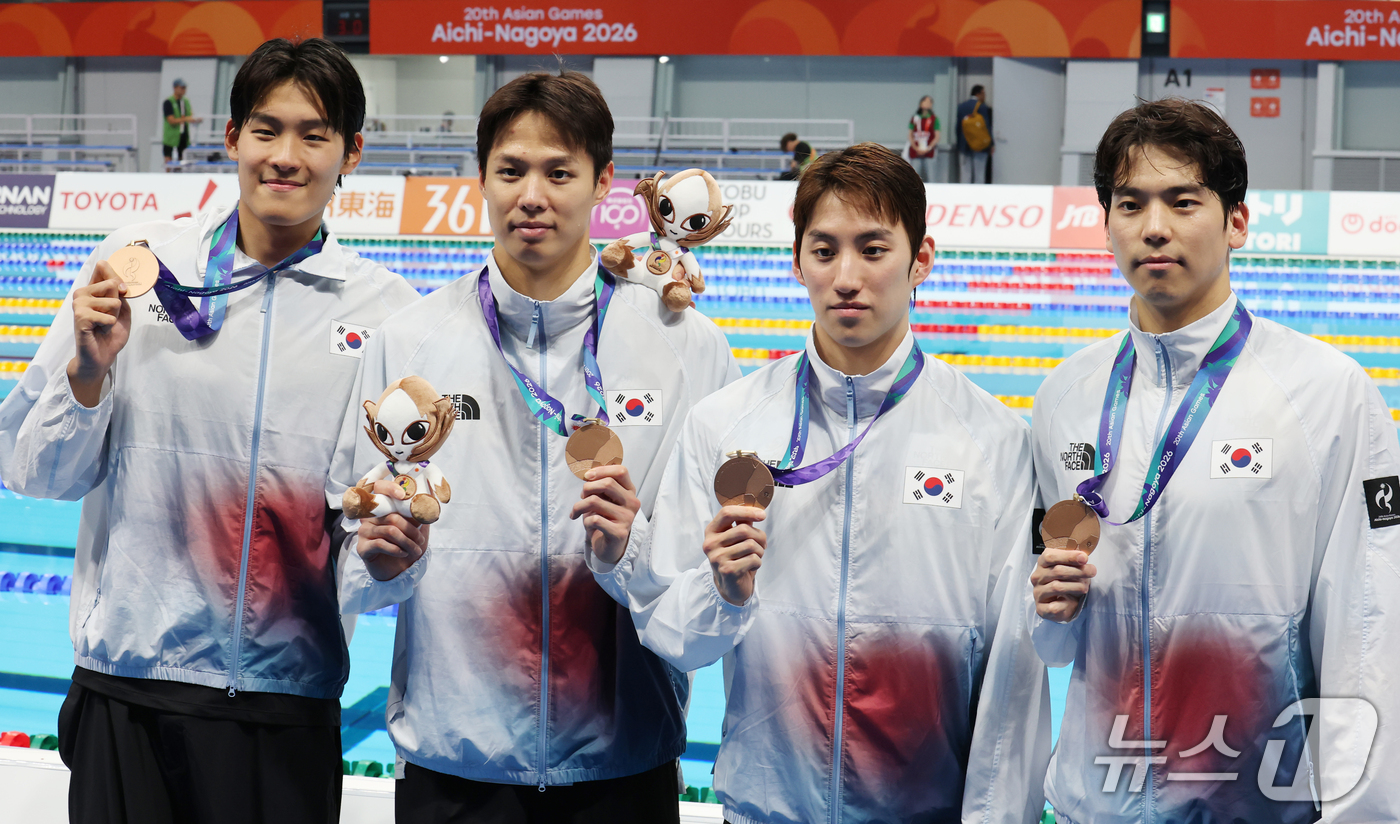 (도쿄=뉴스1) 김민지 기자 = 22일 일본 도쿄 아쿠아틱스 센터에서 열린 2026 아이치·나고야 아시안게임 수영 남자 400m 혼계영 결승에서 동메달을 차지한 대한민국의 김영범, …