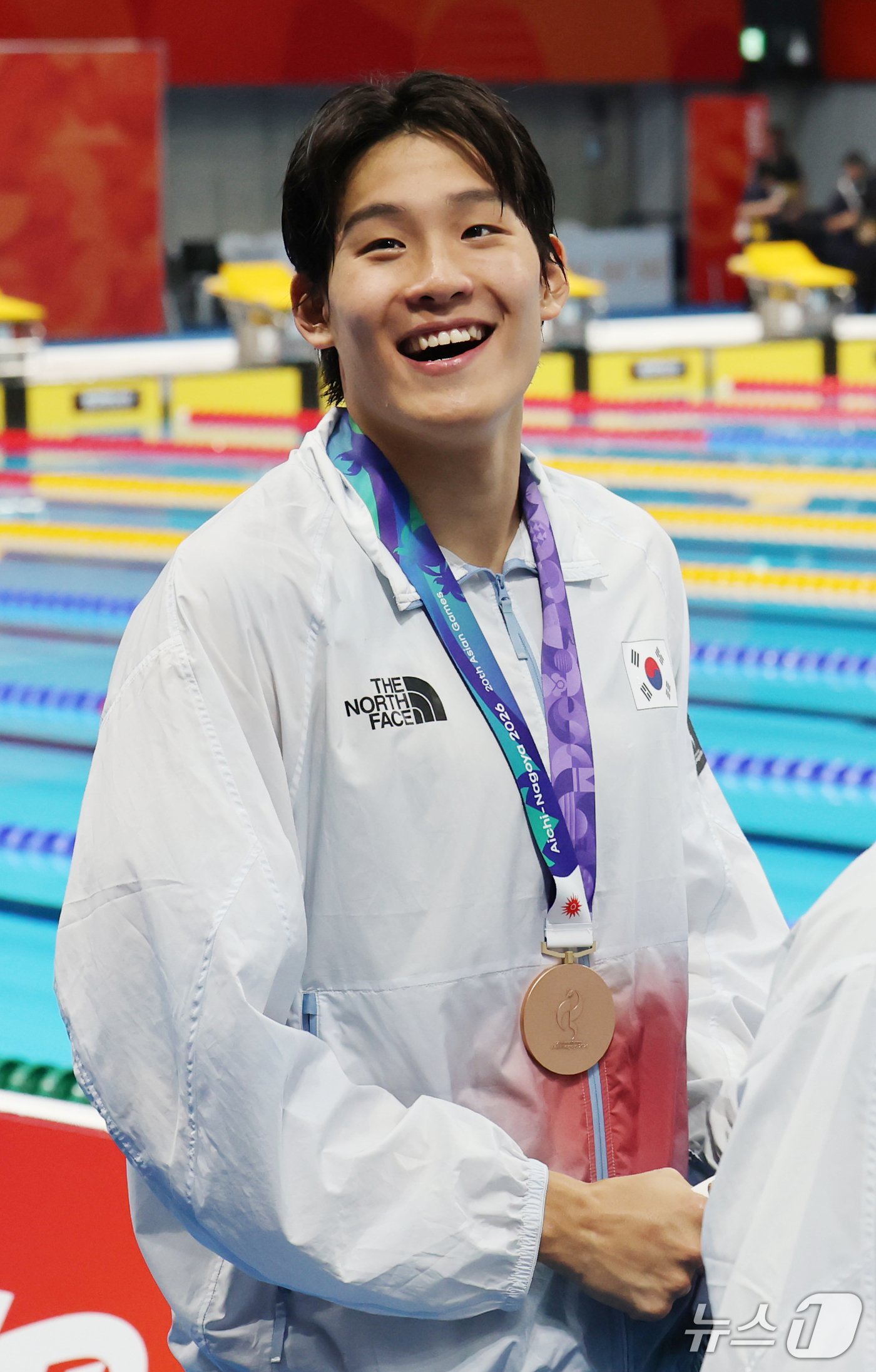 (도쿄=뉴스1) 김민지 기자 = 22일 일본 도쿄 아쿠아틱스 센터에서 열린 2026 아이치·나고야 아시안게임 수영 남자 400m 혼계영 결승에서 동메달을 차지한 대한민국의 김영범이 …