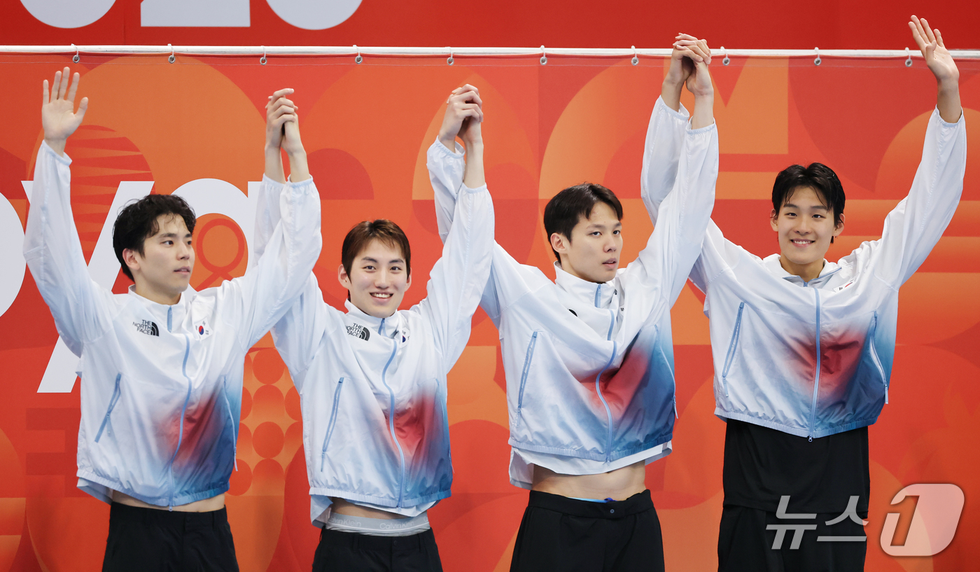 (도쿄=뉴스1) 김민지 기자 = 22일 일본 도쿄 아쿠아틱스 센터에서 열린 2026 아이치·나고야 아시안게임 수영 남자 400m 혼계영 결승에서 동메달을 차지한 대한민국의 김영범( …
