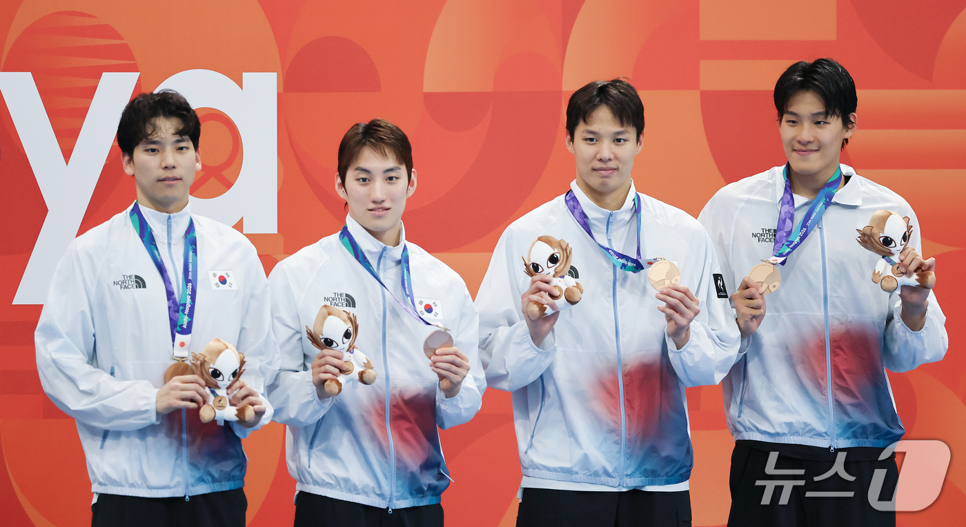(도쿄=뉴스1) 김민지 기자 = 22일 일본 도쿄 아쿠아틱스 센터에서 열린 2026 아이치·나고야 아시안게임 수영 남자 400m 혼계영 결승에서 동메달을 차지한 대한민국의 김영범( …