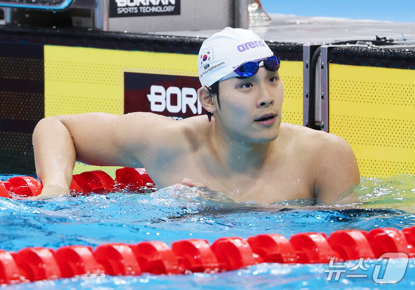 (도쿄=뉴스1) 김민지 기자 = 22일 일본 도쿄 아쿠아틱스 센터에서 열린 2026 아이치·나고야 아시안게임 수영 남자 400m 혼계영 결승에서 동메달을 획득한 김영범이 관중석을 …