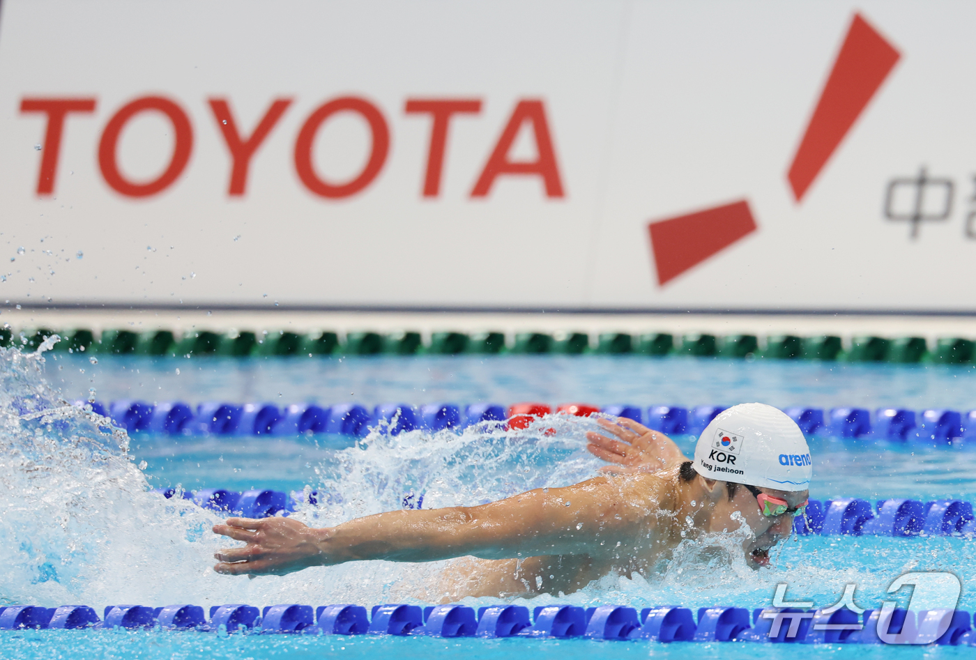 (도쿄=뉴스1) 김민지 기자 = 22일 일본 도쿄 아쿠아틱스 센터에서 열린 2026 아이치·나고야 아시안게임 수영 남자 400m 혼계영 결승에서 접영 주자 양재훈이 역영하고 있다. …