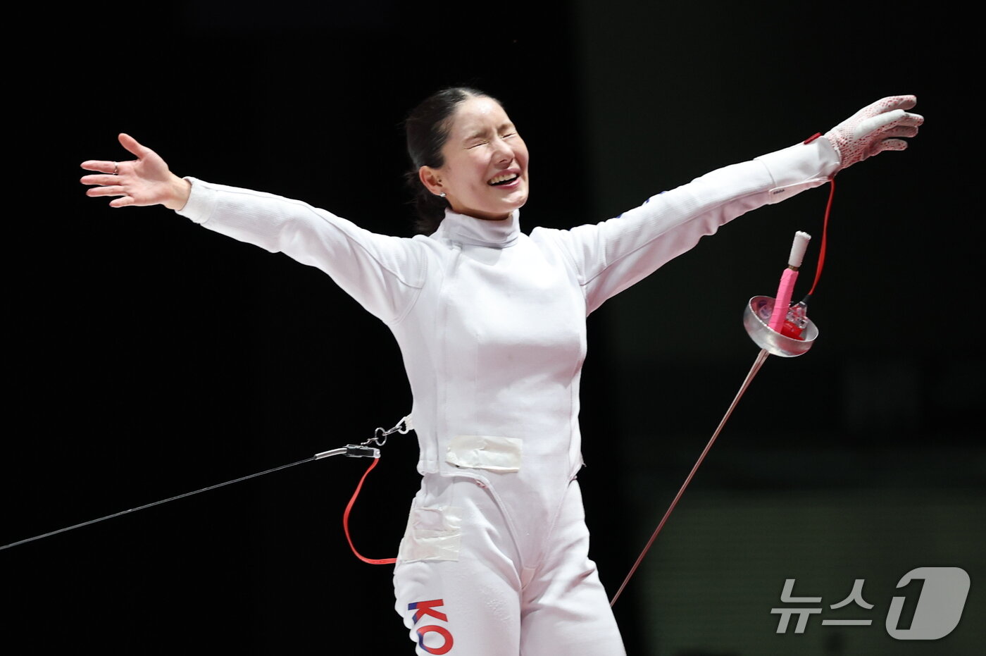 본문 이미지 - 대한민국 송세라가 21일 일본 아이치 스카이 엑스포홀에서 열린 2026 아이치·나고야 아시안게임 펜싱 여자 에페 결승에서 싱가포르의 키리아 압둘을 꺾고 금메달을 차지한 기뻐하고 있다. 2026.9.22 ⓒ 뉴스1 안은나 기자