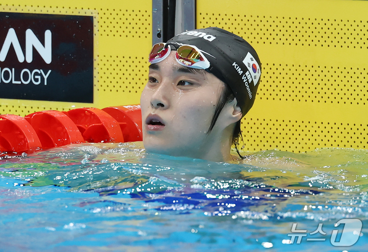 (도쿄=뉴스1) 김민지 기자 = 22일 일본 도쿄 아쿠아틱스 센터에서 열린 2026 아이치·나고야 아시안게임 수영 남자 1500m 결승 경기를 마친 김우민이 기록을 확인하고 아쉬워 …