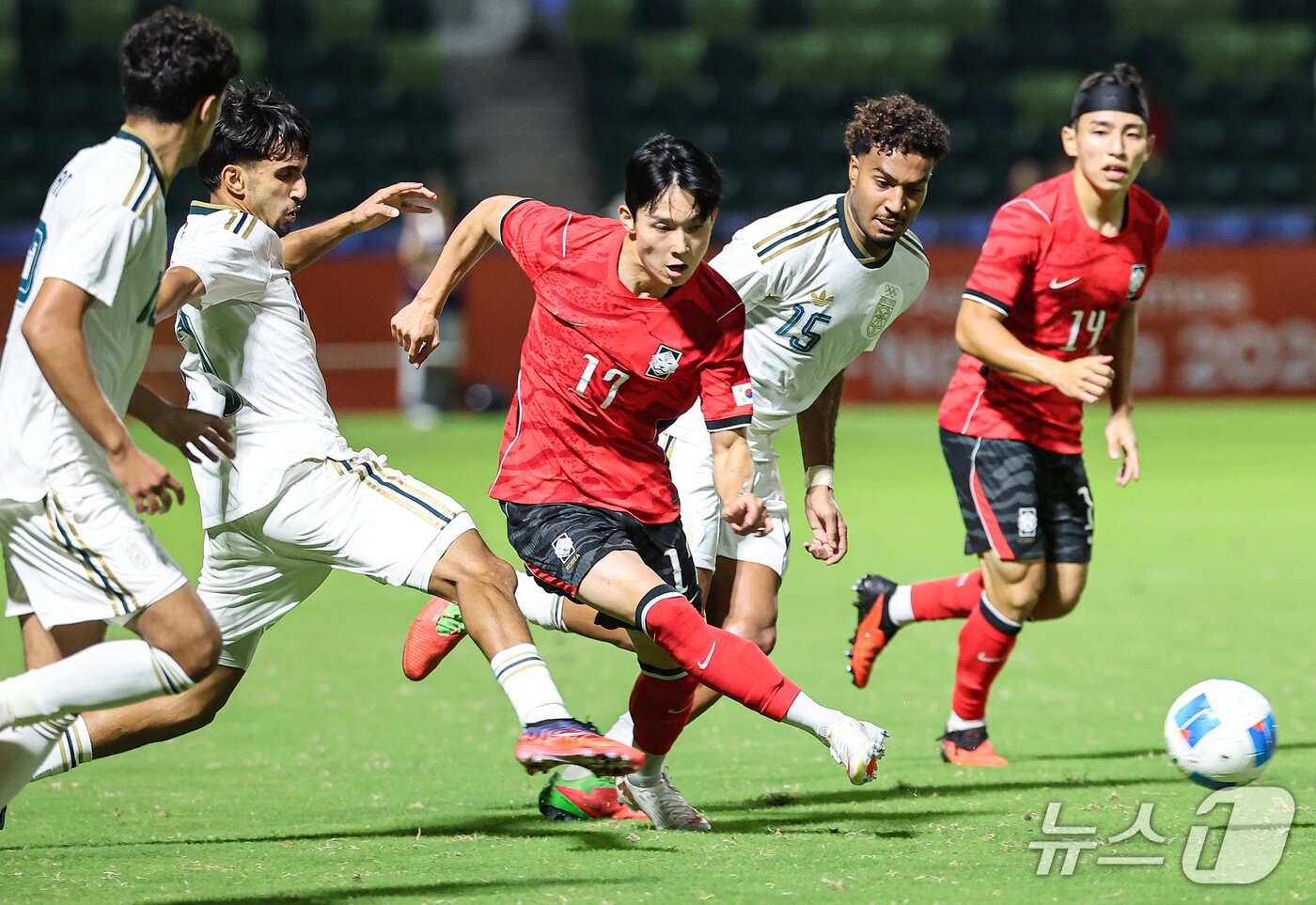 본문 이미지 - 22일 오후 일본 나고야 미즈호 파크 럭비 필드에서 열린 2026 아이치·나고야 아시안게임 남자축구 D조 예선 대한민국과 사우디아라비아의 경기, 대한민국 양민혁이 공격을 시도하고 있다. 2026.9.22 ⓒ 뉴스1 김도우 기자