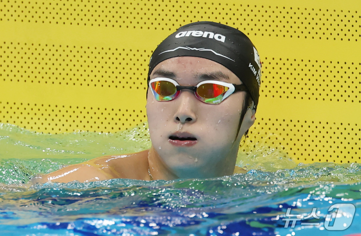 (도쿄=뉴스1) 김민지 기자 = 22일 일본 도쿄 아쿠아틱스 센터에서 열린 2026 아이치·나고야 아시안게임 수영 남자 1500m 결승 경기를 마친 김우민이 기록을 확인하고 아쉬워 …