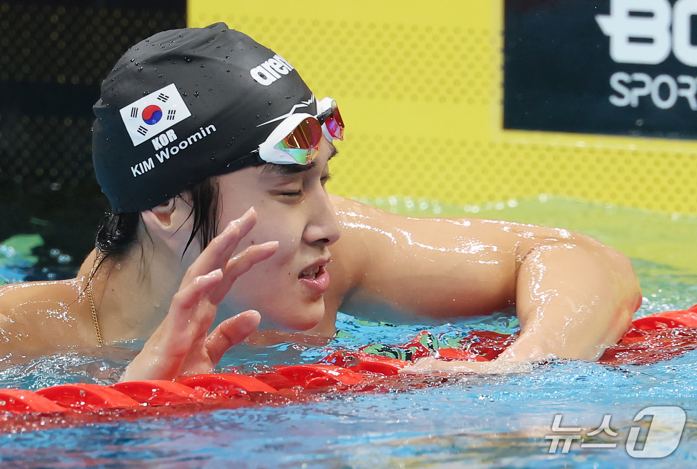 (도쿄=뉴스1) 김민지 기자 = 22일 일본 도쿄 아쿠아틱스 센터에서 열린 2026 아이치·나고야 아시안게임 수영 남자 1500m 결승 경기를 마친 김우민이 기록을 확인하고 아쉬워 …
