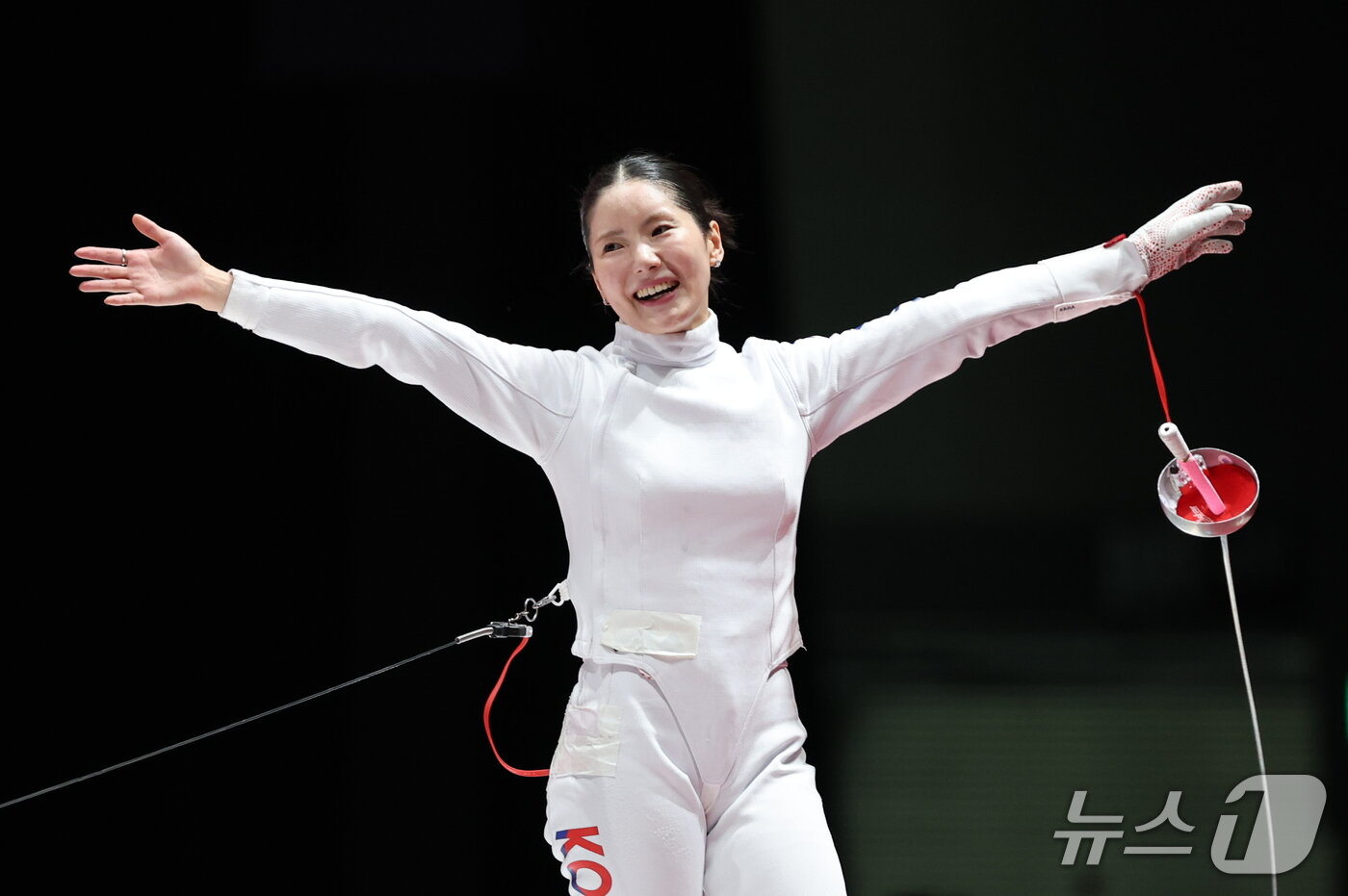 본문 이미지 - 대한민국 송세라가 21일 일본 아이치 스카이 엑스포홀에서 열린 2026 아이치·나고야 아시안게임 펜싱 여자 에페 결승에서 싱가포르의 키리아 압둘을 꺾고 금메달을 차지한 뒤 기뻐하고 있다. 2026.9.22 ⓒ 뉴스1 안은나 기자