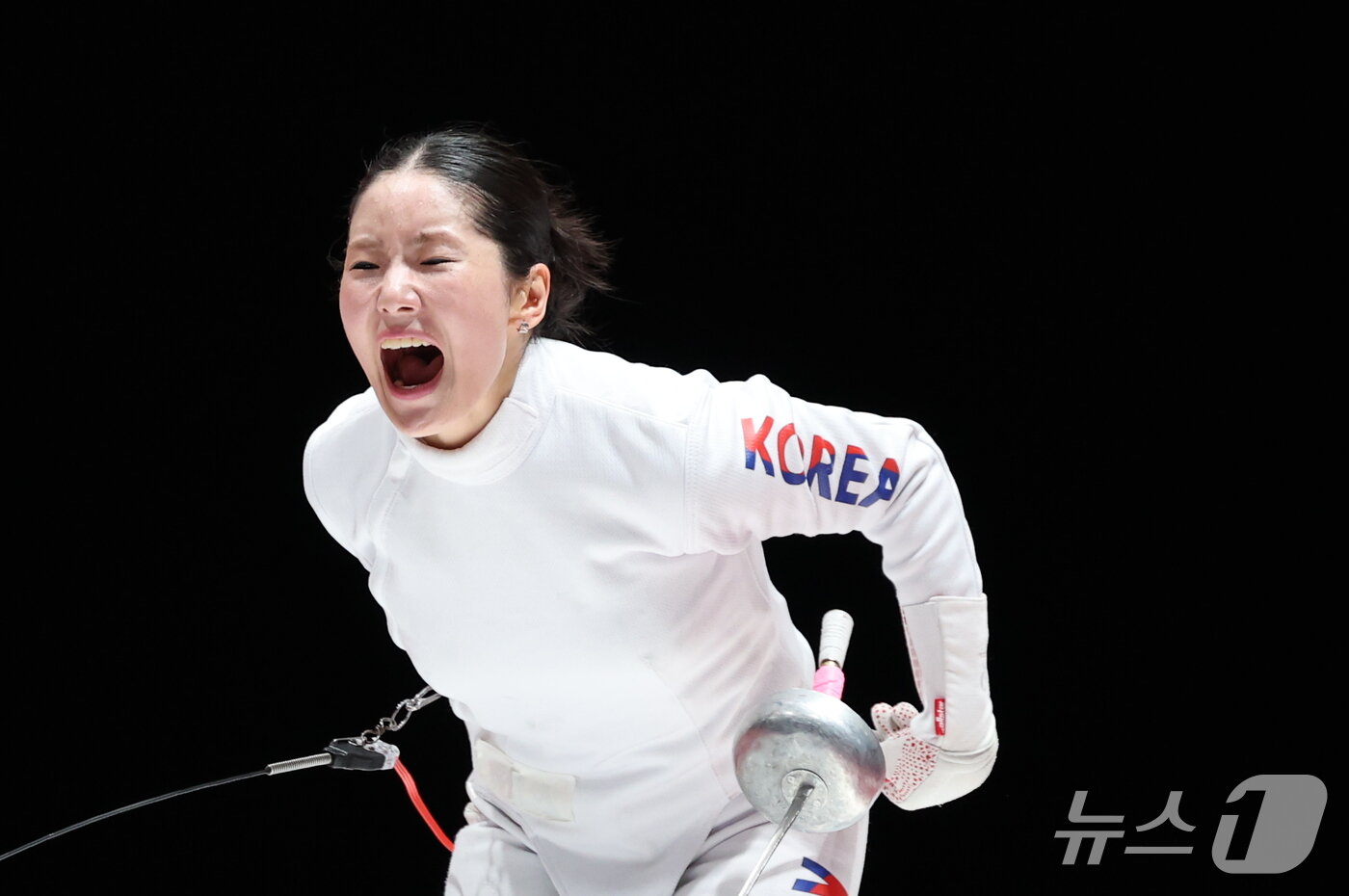 본문 이미지 - 대한민국 송세라가 21일 일본 아이치 스카이 엑스포홀에서 열린 2026 아이치·나고야 아시안게임 펜싱 여자 에페 결승에서 싱가포르의 키리아 압둘을 꺾고 금메달을 차지한 뒤 포효하고 있다.2026.9.22 ⓒ 뉴스1 안은나 기자