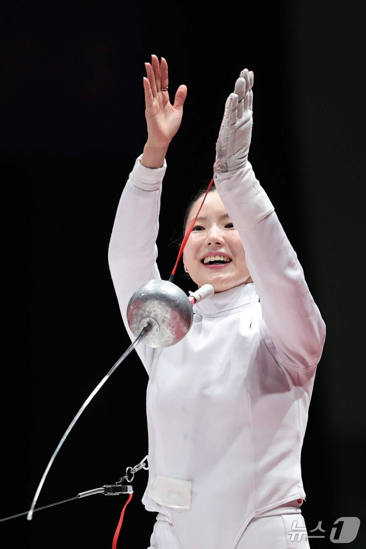 본문 이미지 - 대한민국 송세라가 21일 일본 아이치 스카이 엑스포홀에서 열린 2026 아이치·나고야 아시안게임 펜싱 여자 에페 결승에서 싱가포르의 키리아 압둘을 꺾고 금메달을 차지한 뒤 기뻐하고 있다. 2026.9.22 ⓒ 뉴스1 안은나 기자