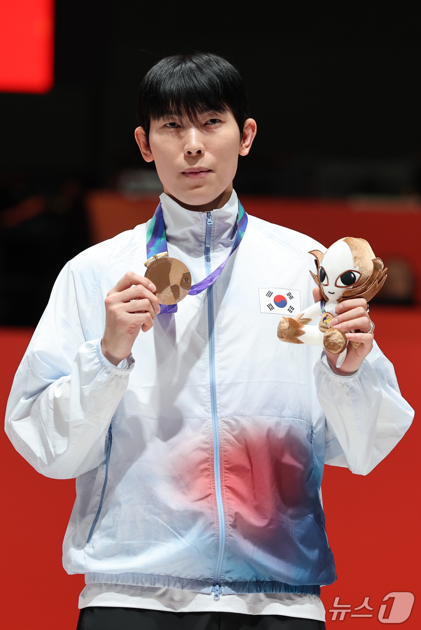 (도코나메=뉴스1) 안은나 기자 = 대한민국 윤정현이 21일 일본 아이치 스카이 엑스포홀에서 열린 2026 아이치·나고야 아시안게임 펜싱 남자 플뢰레 개인전에서 동메달을 획득한 뒤 …