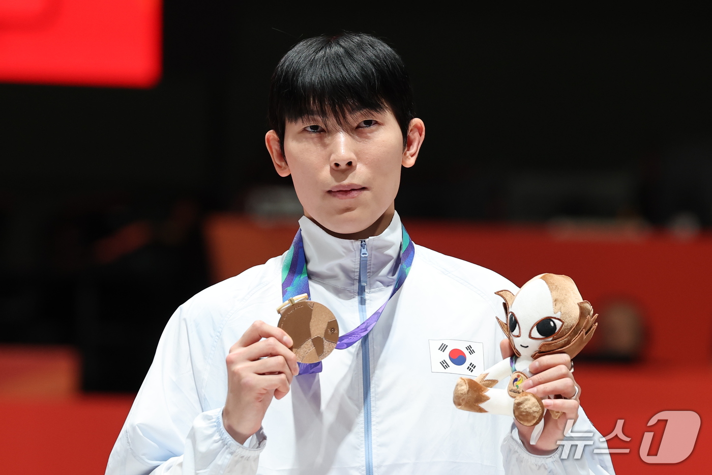 (도코나메=뉴스1) 안은나 기자 = 대한민국 윤정현이 21일 일본 아이치 스카이 엑스포홀에서 열린 2026 아이치·나고야 아시안게임 펜싱 남자 플뢰레 개인전에서 동메달을 획득한 뒤 …