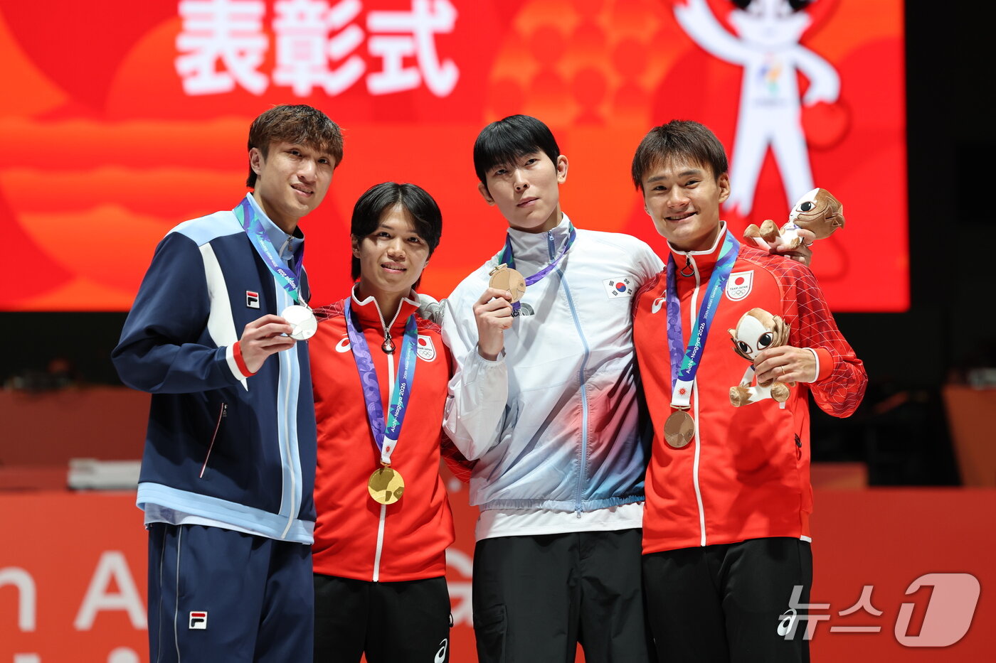 본문 이미지 - 대한민국 윤정현이 21일 일본 아이치 스카이 엑스포홀에서 열린 2026 아이치·나고야 아시안게임 펜싱 남자 플뢰레 개인전 시상식에서 메달리스트들과 기념촬영을 하고 있다. 2026.9.22 ⓒ 뉴스1 안은나 기자
