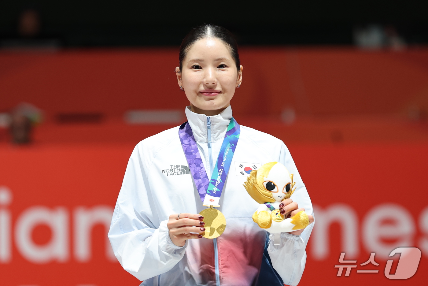 (도코나메=뉴스1) 안은나 기자 = 대한민국 송세라가 21일 일본 아이치 스카이 엑스포홀에서 열린 2026 아이치·나고야 아시안게임 펜싱 여자 에페 개인전에서 금메달을 차지한 뒤 …