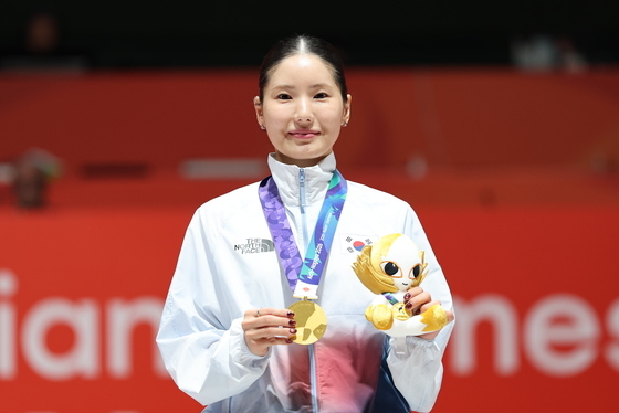 금메달 든 송세라