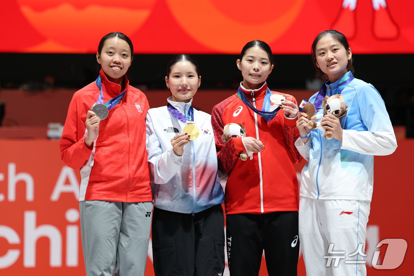 본문 이미지 - 금메달을 차지한 대한민국 송세라가 21일 일본 아이치 스카이 엑스포홀에서 열린 2026 아이치·나고야 아시안게임 펜싱 여자 에페 개인전 시상식에서 메달리스트들과 기념촬영을 하고 있다. 2026.9.22 ⓒ 뉴스1 안은나 기자