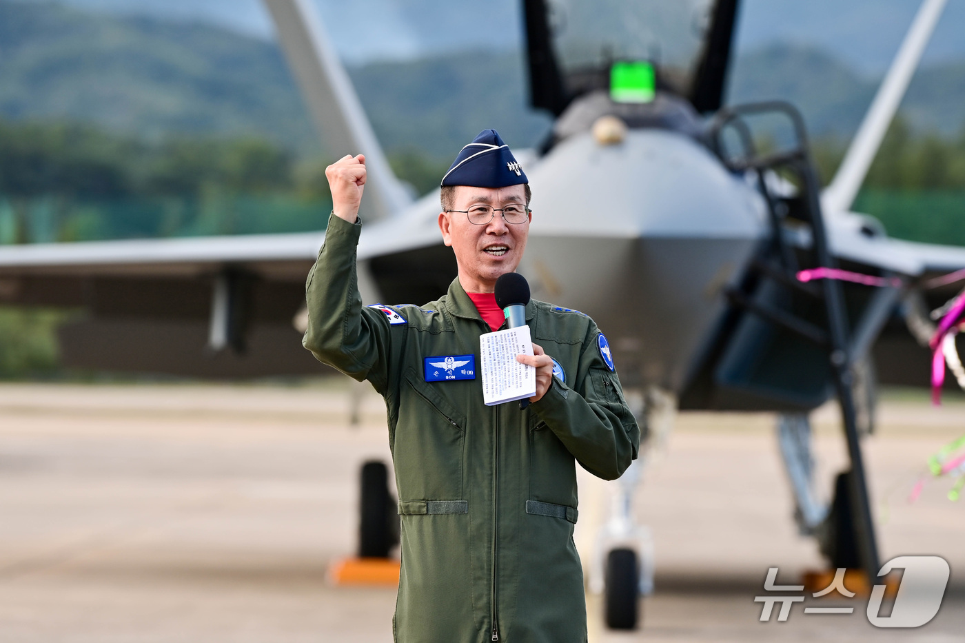 (서울=뉴스1) 박지혜 기자 = 손석락 공군참모총장이 22일 경북 예천기지에서 열린 KF-21 보라매 양산 001호기 도입행사에서 KF-21을 운용할 장병들을 격려하고 있다.  ( …