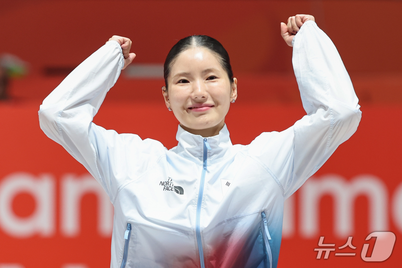(도코나메=뉴스1) 안은나 기자 = 대한민국 송세라가 21일 일본 아이치 스카이 엑스포홀에서 열린 2026 아이치·나고야 아시안게임 펜싱 여자 에페 개인전 시상식에서 금메달을 수상 …