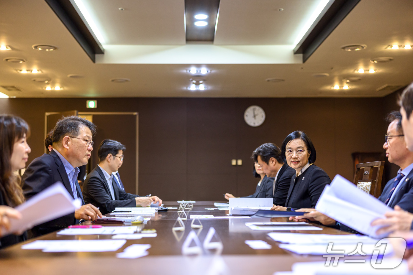 (서울=뉴스1) 이종덕 기자 = 한성숙 국무총리가 22일 정부세종청사에서 제1차 생명지킴 정책간담회를 주재하고 있다. 이날 간담회에는 자살 예방 및 데이터 분야 전문가, 국가데이터 …