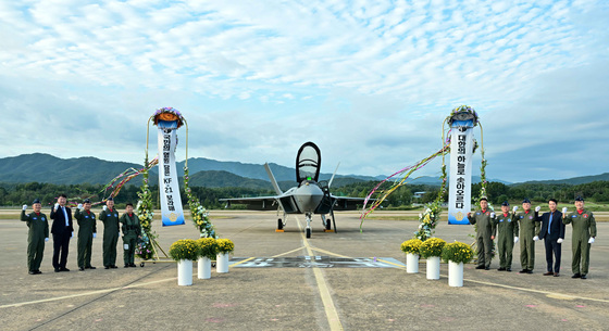 국산 전투기 KF-21 첫 양산기 공군 인도