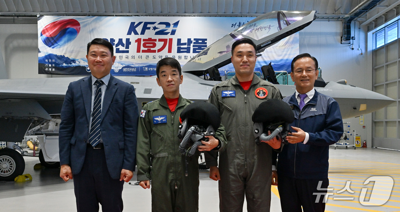 (서울=뉴스1) 박지혜 기자 = 김종출 한국항공우주산업(KAI) 대표이사가 22일 KF-21 보라매 양산 1호기 도입행사에서 공군 조종사에게 KF-21 조종사 헬멧을 인계하며 기념 …