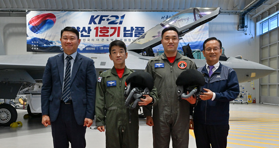 KF-21 양산 1호기와 함께 전달된 조종사 헬멧
