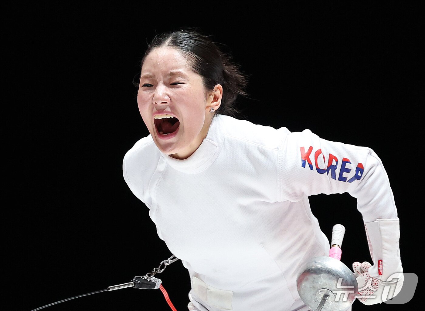 본문 이미지 - 대한민국 송세라가 21일 일본 아이치 스카이 엑스포홀에서 열린 2026 아이치·나고야 아시안게임 펜싱 여자 에페 결승에서 싱가포르의 키리아 압둘을 꺾고 금메달을 차지한 뒤 포효하고 있다. 2026.9.22 ⓒ 뉴스1 안은나 기자