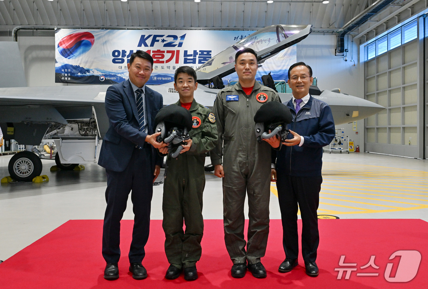 (서울=뉴스1) 박지혜 기자 = 김종출 한국항공우주산업(KAI) 대표이사가 22일 KF-21 보라매 양산 1호기 도입행사에서 공군 조종사에게 KF-21 조종사 헬멧을 인계하며 기념 …