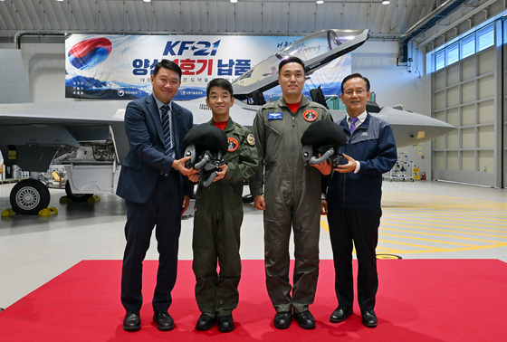 KF-21 양산 1호기와 함께 전달된 조종사 헬멧