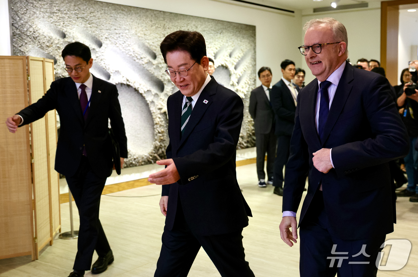 (뉴욕=뉴스1) 허경 기자 = 이재명 대통령과 앤서니 노먼 알버니지 호주 총리가 22일(현지시간) 미국 뉴욕 주유엔대표부에서 양자회담을 하기 위해 이동하고 있다. 2026.9.23 …