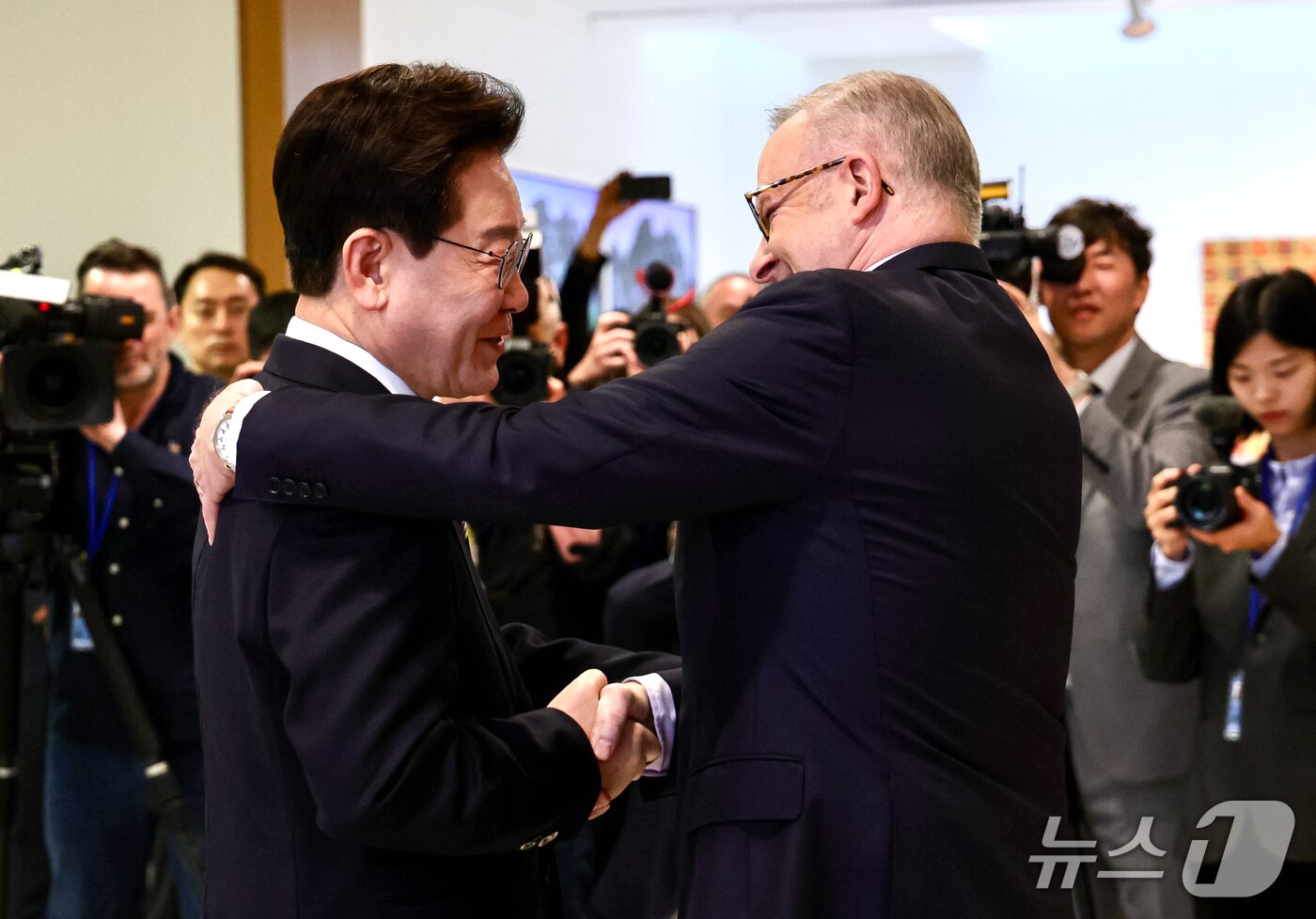 본문 이미지 - 이재명 대통령과 앤서니 노먼 알버니지 호주 총리가 22일(현지시간) 미국 뉴욕 주유엔대표부에서 양자회담에 앞서 인사를 하고 있다. 2026.9.23 ⓒ 뉴스1 허경 기자